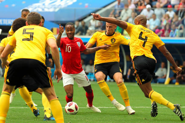 背景受到特 背景受到特